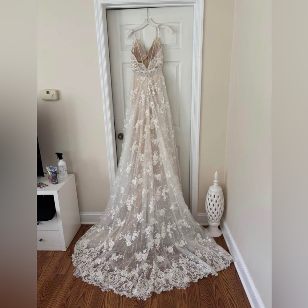 Calla Blanche Luxury wedding gown - Picture 3 of 7